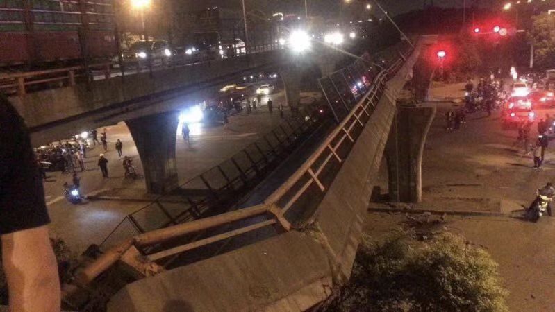 无锡高架桥坍塌事故已致3死2伤！初步分析系运输车辆超载导致……
